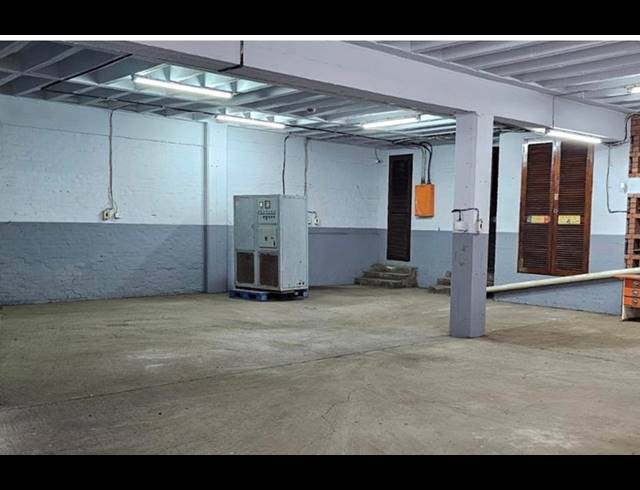 1,650M² BUILDING TO LET IN BLUFF